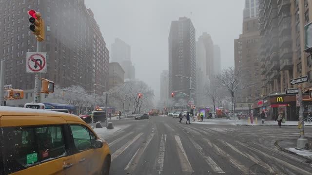 🗽 Нью-Йорк - Снежная буря ❄️ Бродвей, Таймс-сквер и Мидтаун (декабрь 2025) смотреть онлайн