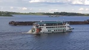 Пароход и баржа на Волге