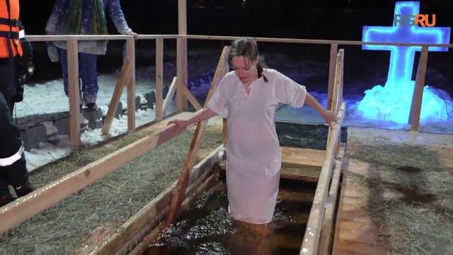 В усадьбе Гребнево прошли крещенские купания смотреть онлайн