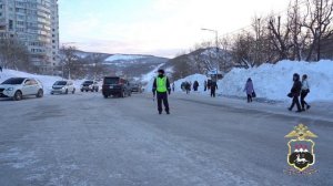 Полицейские Камчатского края принимают участие в ликвидации последствий мощного снежного циклона