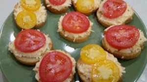 Бутерброд с помидорами и хлебом.