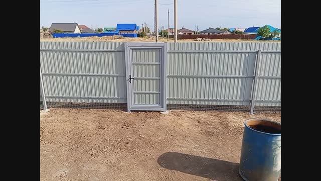 Замедленная съёмка забора с нутри и с наружи  . смотреть онлайн