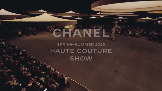 Показ женской коллекции Chanel Haute Couture весна-лето 2023 смотреть онлайн