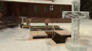 Президент РФ Владимир Путин традиционно окунулся в прорубь на Крещение