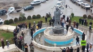 إسقاط تمثال رمزي يعود إلى قوات سوريا الديمقراطية في مدينة الطبقة