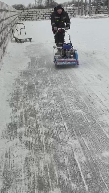 Очистка кровли от наледи "Ледоколом" тротуарным смотреть онлайн