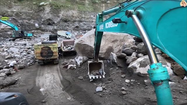 Строительство, экскаватор копает песок смотреть онлайн