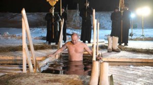 Путин на Крещение традиционно окунался в прорубь