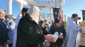 СИЛЬНЫЙ ШТОРМ в КРЫМУ на КРЕЩЕНИЕ. Что происходит на набережной Алушты сегодня 19 января 2026