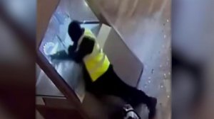 Французский телеканал TF1 опубликовал видео похищения драгоценностей из Лувра.