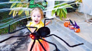 Настя украсила дом на Хеллоуин