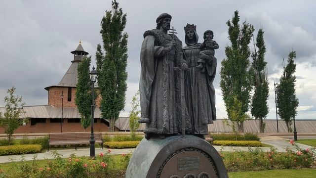 Памятник Великому князю Дмитрию Донскому и его жене Ефросинье в Нижегородском Кремле. смотреть онлайн