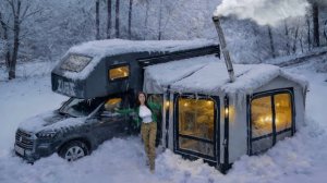 Кемпинг девушки в люксовом доме на колесах и надувной палатке зимой.