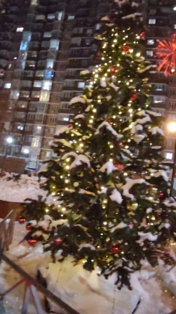 А у нас во дворе всё сверкает и сияет!!! С новым 2026 годом!!! смотреть онлайн