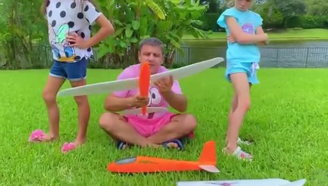 Папа придумывает как развлечь Настю и Еву смотреть онлайн