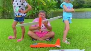 Папа придумывает как развлечь Настю и Еву