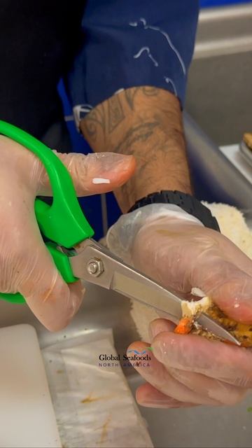 Лучший способ расколоть клешни камчатского краба | Ножницы vs крабовый крекер vs нож