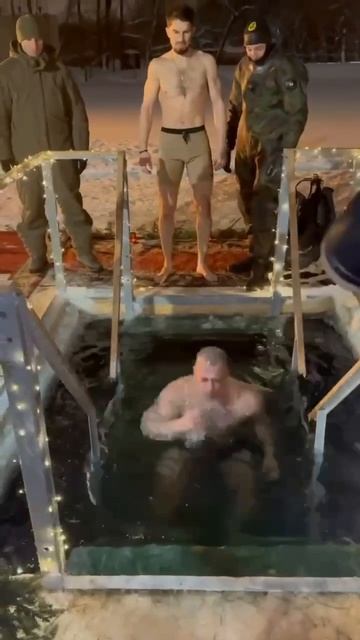 Рэпер MACAN окунулся в прорубь вместе с сослуживцами смотреть онлайн