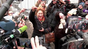 Полина Лурье получила ключи от квартиры, купленной у Ларисы Долиной.