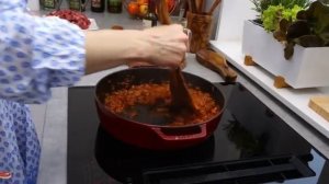 Говяжий гуляш, темный и насыщенный – идеальное блюдо для холодных дней, чтобы согреться