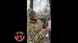 Бойцы Стич и Атом читают письма школьников. Работа волонтёров 797 ДГВП.