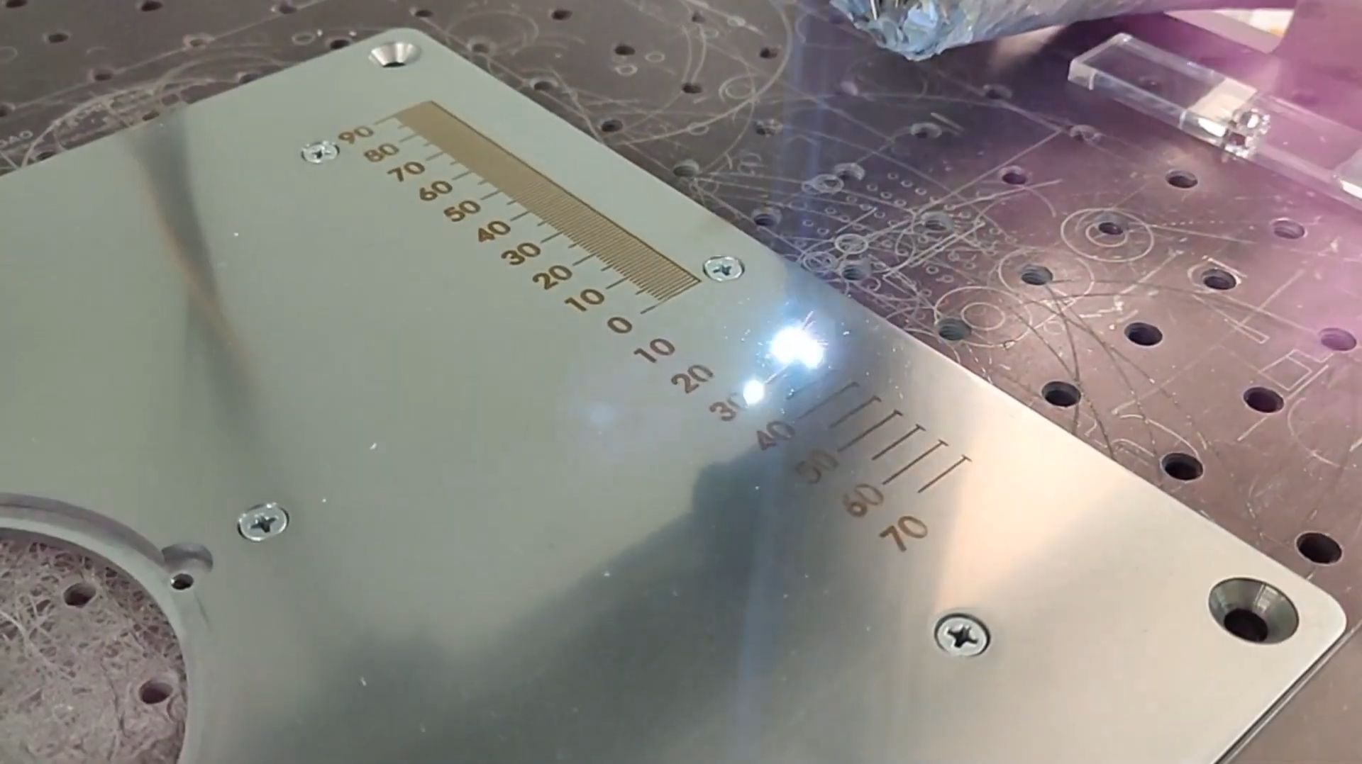 Гравировка линеек на пластине для фрезерного стола AL-TRACK смотреть онлайн