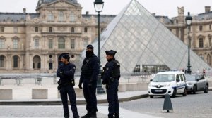 Стекла били локтями: во Франции показали новые кадры ограбления Лувра