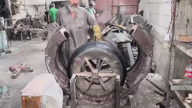 Пакистан Как сделать старые шины похожими на новые Недорогое восстановление протектора шин смотреть онлайн