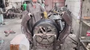 Пакистан Как сделать старые шины похожими на новые  Недорогое восстановление протектора шин