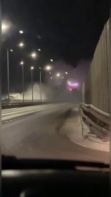 Самосвал с поднятым кузовом эпично снёс надземный пешеходный переход в Каменске-Шахтинском смотреть онлайн