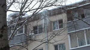 Одиннадцать бригад убирают наледь и сосульки с пушкинских крыш