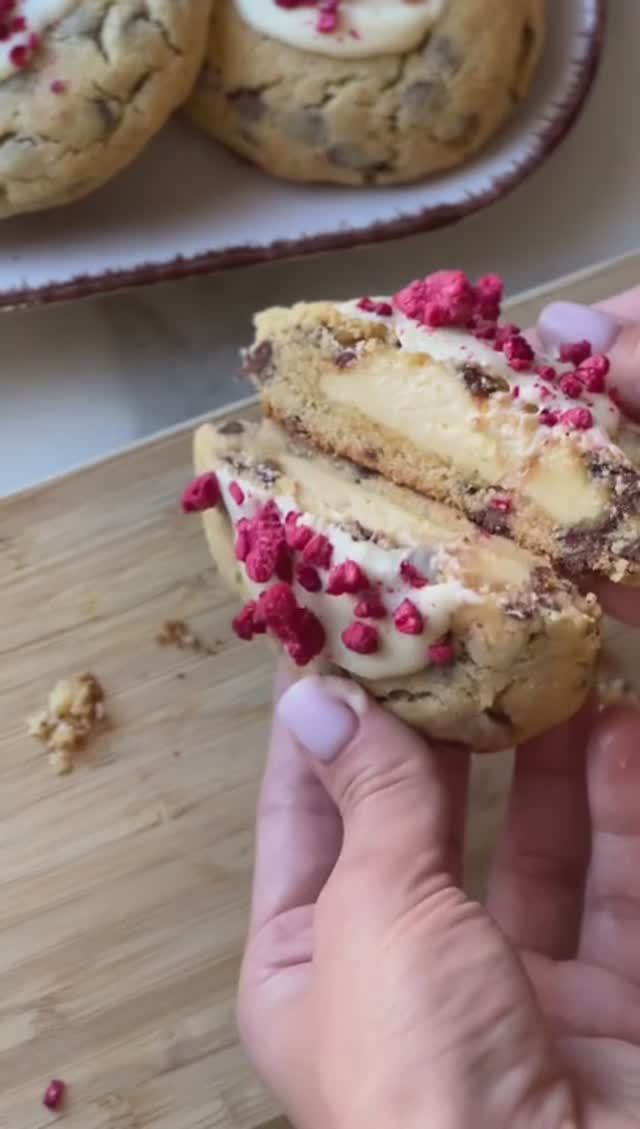 Кукис с чизкейком внутри 😍 смотреть онлайн