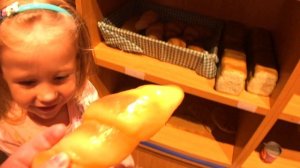 Настя играет в сюжетные игры в музее науки для детей