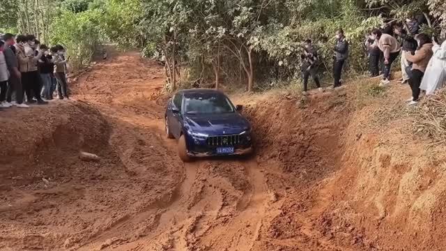 Mercedes против Range Rover, Maserati против Toyota_ БИТВА НА БЕЗДОРОЖЬЕ (4x4)! смотреть онлайн