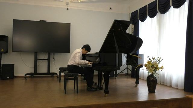 В.А.Моцарт. Соната c-moll  1ч.  исп. Коротин Даниил