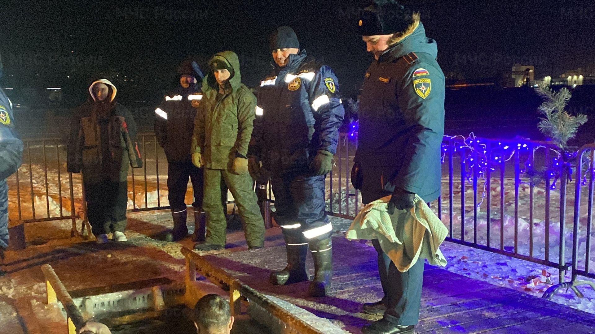 Порядка 5 тысяч белгородцев в минувшую ночь окунулись в крещенскую воду смотреть онлайн