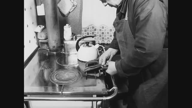 Ремесленники изготавливают напильники вручную 100 лет назад. смотреть онлайн