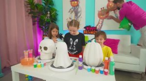 Настя и друзья ловят монстров на Хэллоуин