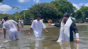 Митрополит Константин в праздник Крещения Господня крестил шесть жителей Маврикия