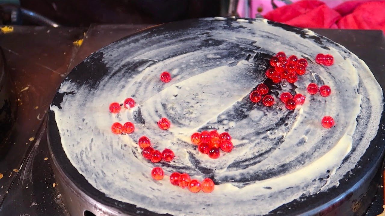 Вкусные хрустящие черные блинчики — тайская уличная еда смотреть онлайн