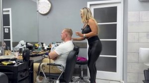 Эффектная девушка с крупными формами в кожаных Леггинсах.