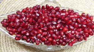 Салат с гранатовыми зёрнами, черносливом, грецкими орехами. Безупречен по вкусу и празднично красив.