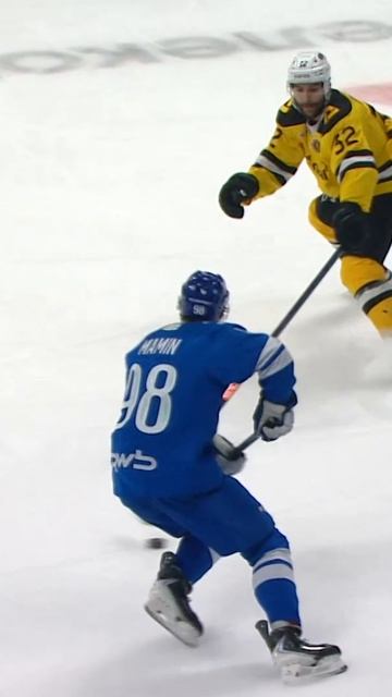 ПРЕДАТЕЛЬСКИ перелетела 🪽 #КХЛ смотреть онлайн