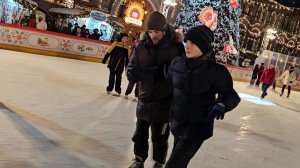 На ГУМ-катке состоялся благотворительный вечер для подопечных фонда "Жизнь в движении".