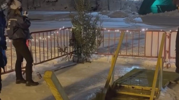 Крещенские купания проходят в Мытищах (12+) смотреть онлайн