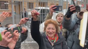 Адвокат Полины Лурье показала ключи от квартиры опозорившейся Ларисы Долиной