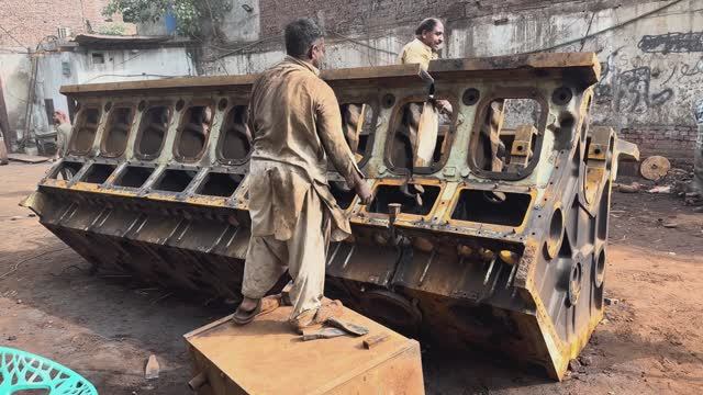 Превращение металлолома от двигателя в идеальный тормозной диск смотреть онлайн