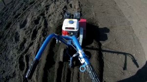 рыхлим землю