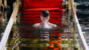 На стыке веры и культуры: миллионы верующих окунулись в проруби на Крещение