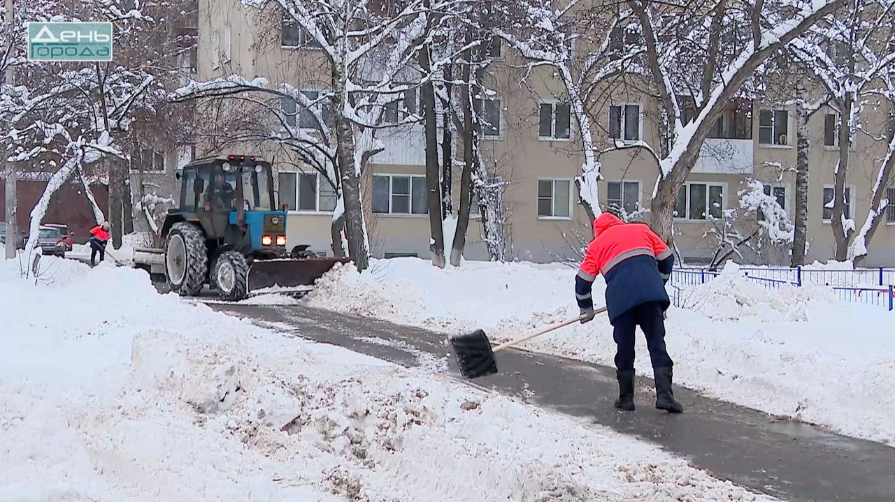 Дорожные службы Нижнего Новгорода продолжают работу по уборке снега в городе смотреть онлайн